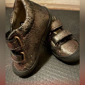 Naturino first walker shoes size 21. Gold sparkle